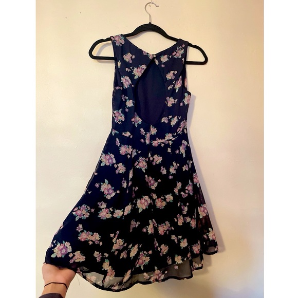 Forever 21 Floral Dress with Open Back Detail - Picture 3 of 4